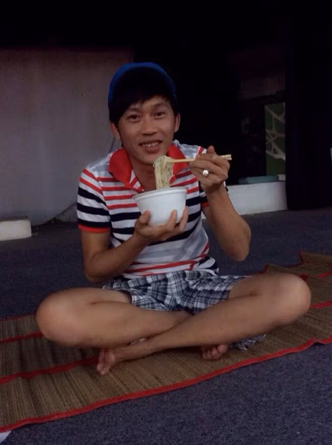 Khoảnh khắc cực kỳ giản dị của Hoài Linh khi đang ngồi khoanh chân ăn mỳ kèm chú thích: “Ăn để sống, chứ đâu phải sống để ăn. Ăn mà tinh thần thoải mái thì món gì chả ngon, cần gì cao lương mỹ vị” nhận được 1.188.310 lượt thích.