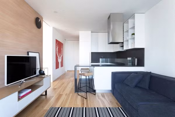 Những chiếc ghế sofa và thảm trải sàn màu đen cũng là một lựa chọn cần thiết trong 1 căn hộ có trẻ nhỏ bởi sẽ hạn chế trẻ làm bẩn.
