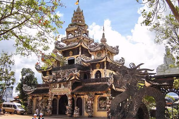 Chùa Phước Linh: Chùa Phước Linh là một trong những địa điểm mà khách du lịch thường nhắc đến, chùa rất linh thiêng thích hợp cho những ai đi chiêm bái và tham quan thắng cảnh. Chùa tọa lạc tại số 120 Tự Phước, thuộc địa bàn Trại Mát, cách trung tâm thành phố Đà Lạt 8 km, trên quốc lộ 20. Chùa là một công trình kiến trúc khảm sành đặc sắc của thành phố Đà Lạt.