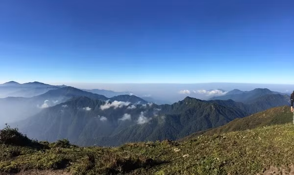 Khung cảnh hùng vĩ trên đỉnh Tà Chì Nhù là phần thưởng cho những ai dám thử thách.