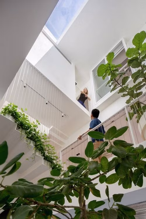 Nằm trong con đường hẹp ở Singapore rất khó để xây dựng một ngôi nhà với không gian mở, thông thoáng, nhưng thông qua thiết kế thông minh của các kiến trúc sư đã tạo nên một không gian sống tuyệt vời cho gia chủ.