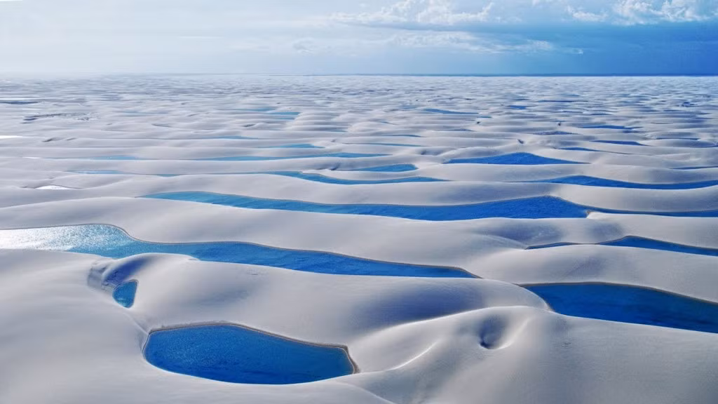 Ốc đảo Huacachina, Peru: Ốc đảo Huacachina của Peru khá nhỏ bé, chỉ đủ không gian cho vài trăm người. Nơi này như khu nghỉ mát cho người dân địa phương, và trở thành điểm đến hấp dẫn cho khách du lịch. Du khách nghỉ dưỡng ở đây được tham gia những môn thể thao trên cát và lái xe địa hình. Ảnh: Utravelshare.