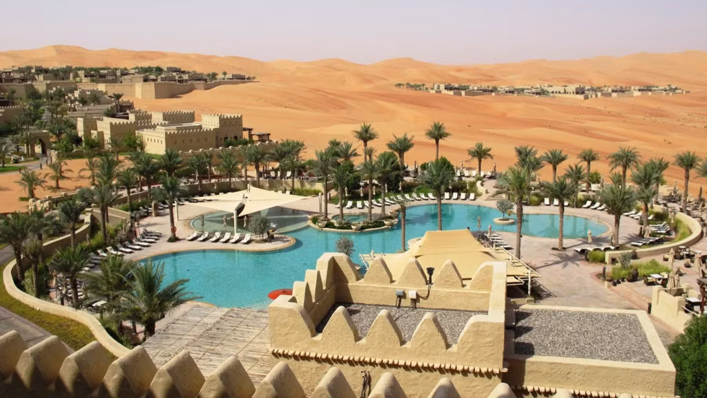 Ốc đảo Liwa, UAE: Ốc đảo Liwa nằm ở Abu Dhabi, cách vịnh Persian 97,6 km về phía nam, là nơi tập trung của 50 ngôi làng. Du khách đến nghỉ dưỡng tại ốc đảo được tham gia các hoạt động cắm trại qua đêm trên sa mạc, cưỡi lạc đà. Ảnh: Abudhabi.