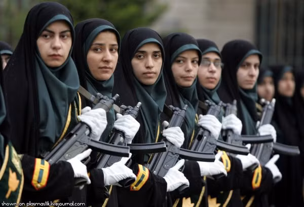 Nữ quân nhân Iran trong bộ quân phục cùng với chiếc khăn trùm đầu đặc trưng.