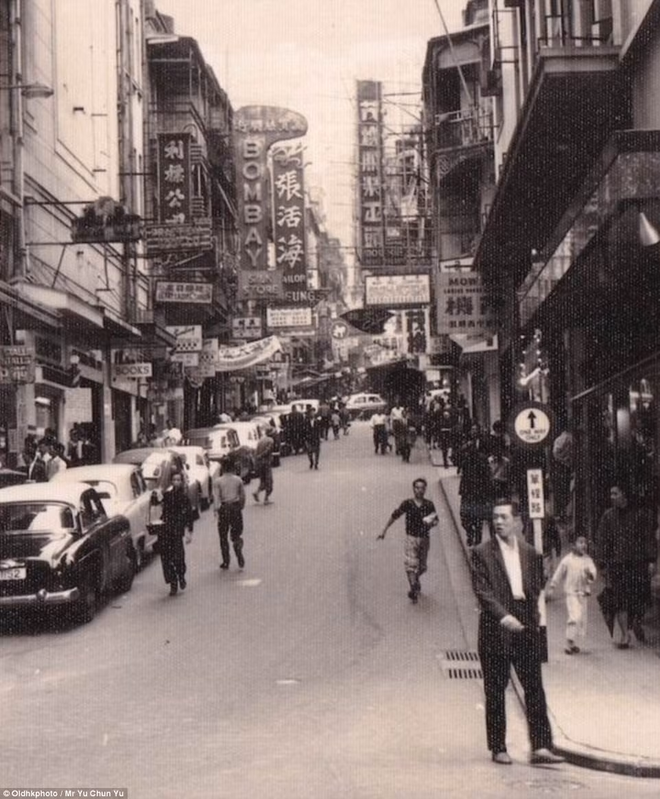 Phố D’Aguilar vào năm 1952 nổi tiếng là "phố thời trang" nhờ vô số cửa hàng may mọc lên.