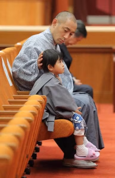 Hình ảnh chồng Mao chăm sóc con trai khiến nhiều người cảm động. Khi cô qua đời, anh cũng là người đầu tiên thông báo về sự ra đi của cô trên trang cá nhân.