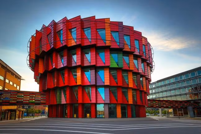 Theo đó, tòa nhà này bản chất là một trường đại học có tên là Kuggen nằm ở Lindholmspiren, Gothenburg, Thụy Điển và người ta thường gọi nó là tòa nhà tầng xoay robic đúng với những gì mà tòa nhà này đang có.