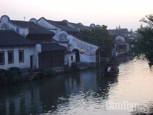 Ngoài cảnh vật ra thì con người nơi đây cũng để lại ấn tượng trong tôi rất sâu sắc. Sự chân chất và nhiệt tình của người dân nhanh chóng xóa tan khoảng cách. Chỉ vì một câu hỏi đường của một người xa lạ mà họ có thể sẵn sàng phóng xe đạp đuổi theo nếu thấy bạn có khả năng đi sai hướng. Hay là bác chủ nhà nghỉ nhất quyết theo tôi vào tận quầy mua vé ở bến xe chỉ để chắc chắn rằng tôi đã mua được vé. Tôi thiết nghĩ cái tình giữa người với người sao giản đơn, dung dị mà sâu sắc đến vậy.