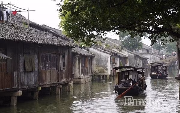 Do được bao quanh bởi bốn bề sông nước nên khí hậu ở đây rất ẩm thấp. Nhiều ngôi nhà được dựng hai tầng, người dân Ô Trấn xưa kia thường ngủ ở tầng 2 còn tầng 1 dùng để sinh hoạt và tiếp khách.