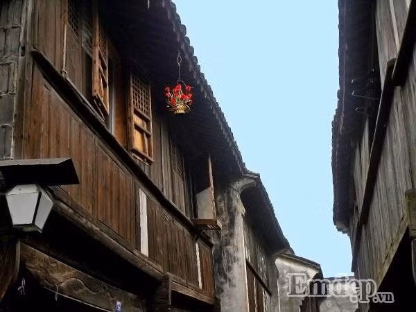 Sẽ rất tuyệt nếu bạn có thể hãy lưu lại đây một đêm để ngắm nhìn thị trấn cổ kính này từ lúc nhập nhoạng tối cho đến khi lên đèn. Khi dòng người tản bộ đã vãn đi nhiều. Dưới ánh sáng vàng đỏ hắt ra từ những chiếc đèn lồng là dãy nhà soi bóng xuống kênh nước, càng về khuya cảnh vật lại càng trở nên lung linh, trầm mặc hơn.