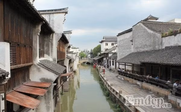 Cảm nhận đầu tiên của tôi khi tới Ô Trấn có lẽ chính là sự bình yên, tĩnh tại của một thị trấn nhỏ. Nơi đây không ồn ã, xô bồ mà ngược lại mọi thứ rất chậm rãi, êm đềm. Bạn có thể lựa chọn tản bộ hoặc ngồi trên những con thuyền dập dìu theo dòng nước xuyên qua những cây cầu đá.