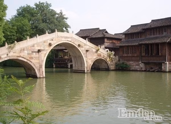 Ô Trấn không có vẻ đẹp nguy nga tráng lệ cũng chẳng hề lãng mạn nên thơ. Đó là nét đẹp cổ điển, mộc mạc nhưng không kém phần cầu kỳ trong từng đường nét. Kiến trúc ở đây vô cùng độc đáo, tôi bắt gặp những hình khối được trạm trổ hết sức tỉ mỉ trên các hệ thống cửa, cổng và mái nhà. Có thể thấy rằng diện mạo xưa cũ của Ô Trấn đã được bảo tồn rất cẩn thận trong từng chi tiết.