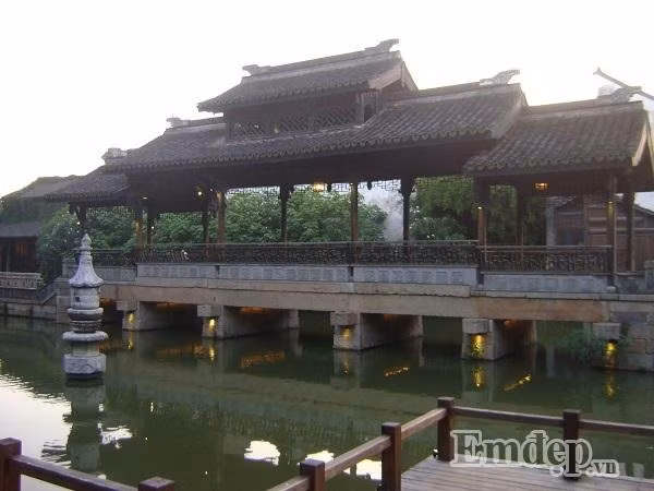 Buổi sáng tản bộ ở Tây Sách, lắng nghe thanh âm yên ả, hít hà khí trời trong vắt của buổi sớm mai, ngắm nhìn những chậu hoa li ti còn đẫm sương, tôi thấy lòng mình quá đỗi nhẹ nhàng.