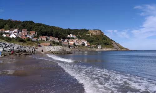 9. Staithes, Yorkshire, Anh Làng chài này thu hút nhiều du khách và người lướt ván từ khắp thế giới. Bên cạnh cảnh đẹp, Staithes là một trong những địa điểm tồi tệ nhất châu Âu vì nước biển ở đây bị ô nhiễm từ hệ thống nước thải.