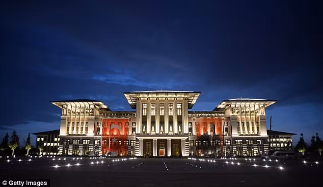  Dinh thự của Tổng thống Thổ Nhỹ Kỳ Recep Tayyip Erdogan hay còn được gọi là Ak Saray (hay Cung điện Trắng), được xây dựng trên đỉnh đồi rìa thủ đô Ankara, với diện tích 150.000 m2, gấp 30 lần diện tích Nhà Trắng.
