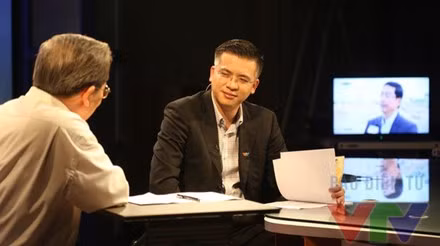 Những ngày đầu "Vấn đề hôm nay" lên sóng vào cuối năm 2014, khán giả được gặp lại nhà báo Quang Minh trong vai trò người dẫn chương trình. Khi đó, chương trình đã tạo được sức hút với khán giả bởi có sự trở lại của 3 người dẫn Thời sự nổi tiếng là BTV Quang Minh, BTV Diệp Anh và BTV Đức Hoàng.