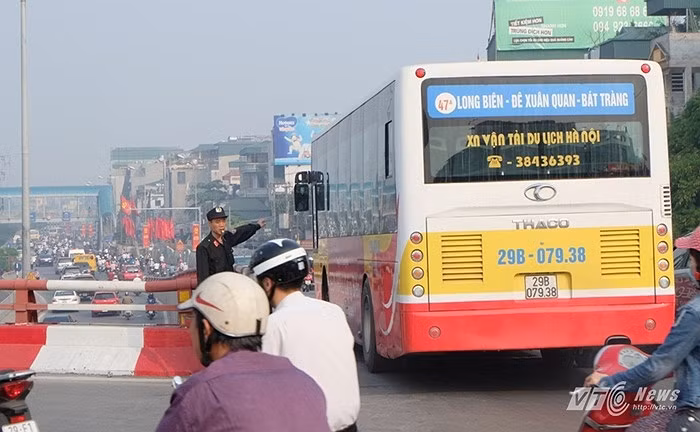 100% lực lượng Cảnh sát giao thông, Cảnh sát trật tự, Công an phường, đồn, trạm, thị trấn cùng bảo vệ dân phố, tự quản, thanh niên tình nguyện tham gia hướng dẫn, phân luồng tại các tuyến đường trên địa bàn quận, huyện, thị xã.