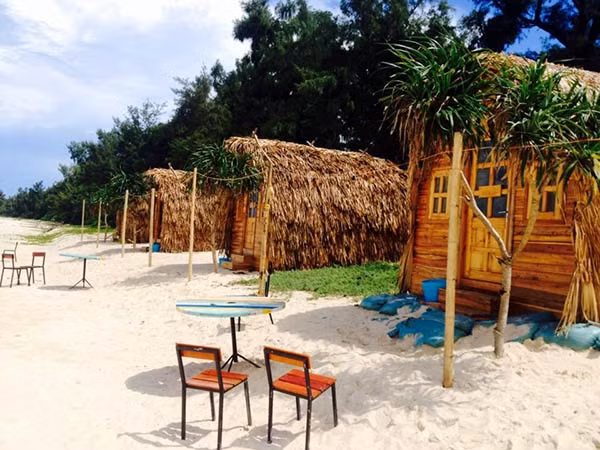 4. Eco Lodge - Cô Tô Eco Lodge trên đảo Cô Tô còn được biết đến với tên gọi Coto Eco Lodge, là khu nhà nghỉ được xây dựng theo hướng homestay như chính lời khẳng định từ Eco Lodge "không phải khách sạn, không phải resort. Vì nó không đủ tiêu chí của bất kì cấp độ lưu trú nào, ngoài là nhà trọ bình dân". 18 căn nhà gỗ hướng biển của Eco Lodge tối thiểu hóa mọi tiện nghi thông thường như wifi, điều hoà, nóng lạnh, tủ lạnh và TV để khách lưu trú có được trải nghiệm gần gũi nhất với thiên nhiên.