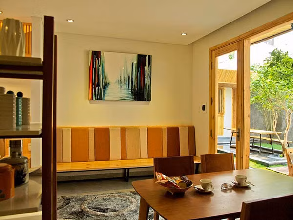 Tại Minh House có trang bị đầy đủ tiện nghi cao cấp như bếp, bàn ăn, ghế sopha để bạn có thể tự nấu nướng những món ăn phục vụ gia đình trong thời gian lưu lại Đà Nẵng. Du khách có thể tận hưởng những bữa sáng phục vụ tại phòng với các món ăn đặc trưng của Đà Nẵng như mì Quảng, bún chả cá, bánh mì...