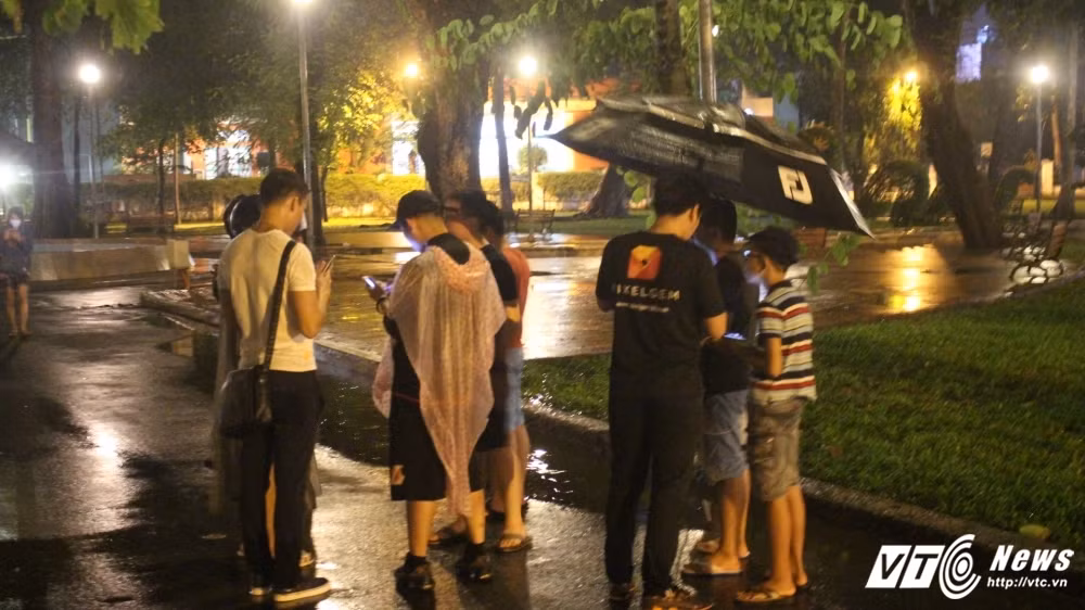 Game thu doi mua vat vo san Pokemon giua dem Sai Gon