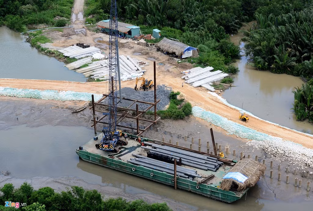 Phía bắc của dự án nằm dọc rạch Bà Bướm. Máy móc cũng đang hoạt động nhộn nhịp để tạo bờ kè bao quanh.