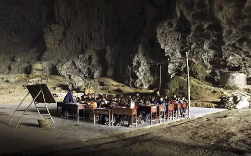 Trước kia, trẻ em trong làng có lớp học ngay trong hang...
