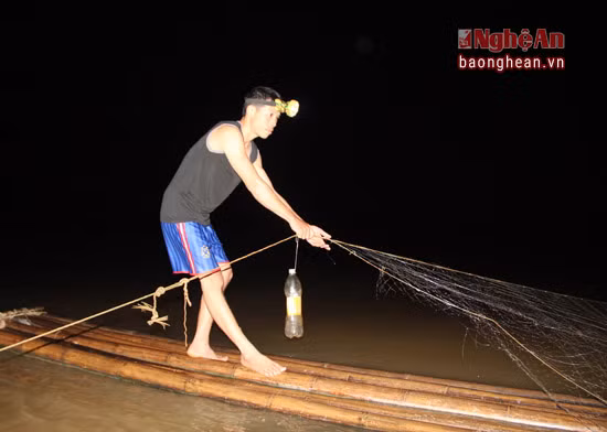 Mỗi chiếc lưới có thể dài từ 60 đến 80m, ngoài ra còn được buộc từ 7 đến 8 hòn đá để lưới chìm xuống đáy sông và việc thăm lưới không hề đơn giản.