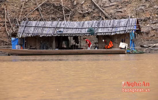 Những chiếc chòi nổi được xem như ngôi nhà thứ 2 của những người dân đánh cá trên thượng nguồn sông Nậm Nơn.