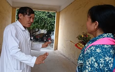 Bác sĩ Tạ Văn Lưu trao đổi với người nhà một bệnh nhân.