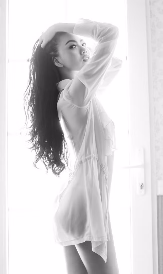 Buổi trưa, Hoàng Điệp cho rằng ai cũng muốn ăn ngon nên đừng quá khắt khe với bản thân vì còn nhiều thời gian tiêu hao năng lượng cho đến hết ngày. Buổi tối cô chỉ ăn nhẹ, nếu ăn thịt thì sẽ ăn thịt bò hoặc ức gà. Hoàng Điệp cho biết, để giữ cho làn da và ánh mắt luôn tươi trẻ, cô đặc biệt ngủ sớm và ngủ đủ giấc 7-8h/ ngày.