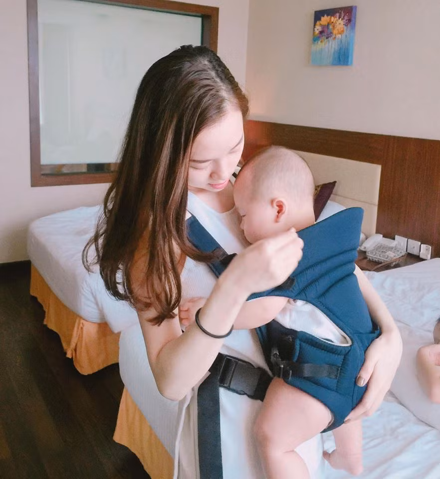 Trước đó, hot girl Khánh Ly chỉ đăng tải hình ảnh phía sau hoặc che mặt con trai của mình.