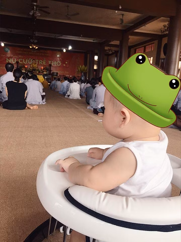 Hình ảnh bé Khoai Tây ngồi ngoan khi được mẹ cho lên chùa hồi giữa tháng 9 vừa qua.