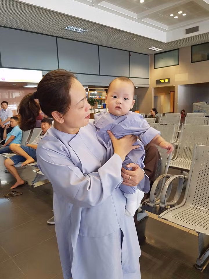 Trước đó, khi mang bầu bé Khoai Tây, Ly Kute bị Mạc Hồng Quân quay lưng, gia đình người yêu không chấp nhận, cô đã lên chùa một thời gian để nương nhờ cửa Phật. Bởi vậy ngay từ khi bé Khoai Tây còn bé, Ly kute đã hướng cho con có tấm lòng từ bi, nhân hậu và một lòng hướng phật.