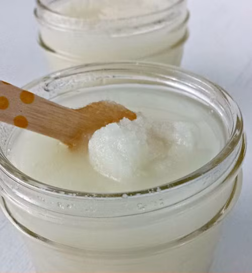 1. Đường Đường được coi là một nguyên liệu tẩy tế bào chết cho làn da an toàn, tự nhiên và là một trong những cách khắc phục rạn da hiệu quả nhất. Bạn trộn một thìa đường với dầu olive hoặc dầu dừa rồi nhẹ nhàng massage quanh vùng da bị rạn khoảng 2 - 3 phút. Việc này sẽ làm mờ vết thâm sạm, kích thích tái tạo da và collagen làm vết rạn mờ đi.