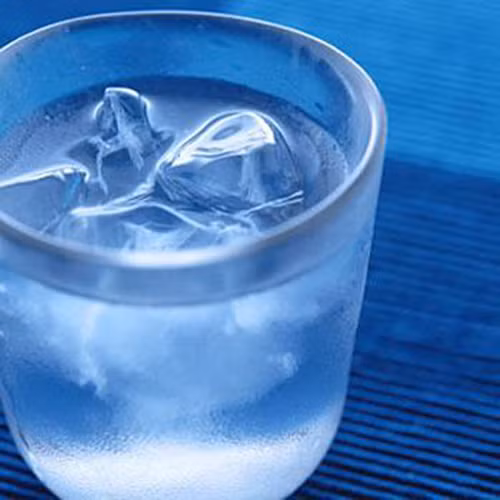 7. Uống đủ nước Nước được biết đến với vai trò vận chuyển oxi và các chất dinh dưỡng tới khắp ngóc ngách cơ thể. Để các vết rạn nhanh hồi phục và mờ đi, các bạn hãy chăm chỉ uống đủ 2 lít nước một ngày để làn da căng mọng tối đa.