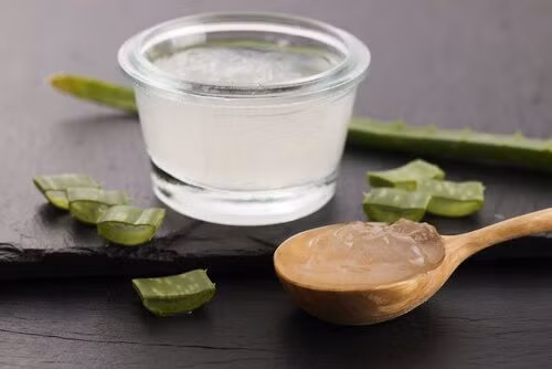 3. Nha đam Nha đam được coi là phương pháp phổ biến nhất để khắc phục tận gốc những vết rạn. Bạn bôi trực tiếp lên các vết rạn rồi rửa lại bằng nước ấm sau vài phút. Ngoài ra bạn còn có thể trích lấy dịch của viên Vitamin E rồi trộn đều với nha đam. Massage kỹ hỗn hợp trên da rồi rửa lại bằng nước ấm cho sạch. Làm mỗi ngày để thu được kết quả tốt nhất.