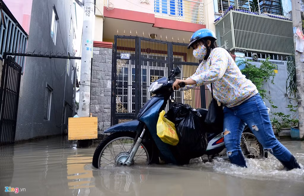 Sau những cơn mưa lớn thời gian qua, nhiều con hẻm ở tuyến đường này vẫn bị ngập đến nửa bánh xe máy. Nhiều người di chuyển qua đây xe bị chết máy phải dắt bì bõm trong ngập ngụa nước thải.