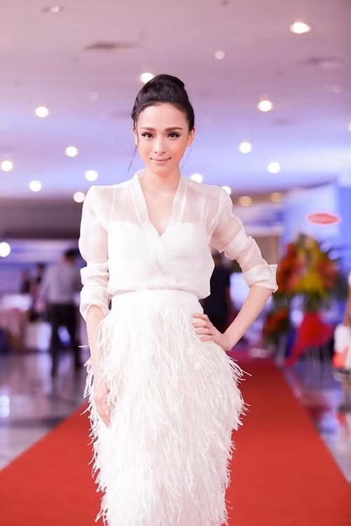 1. Hoa hậu người Việt tại Nga - Trương Hồ Phương Nga Trương Hồ Phương Nga sinh năm 1987, đăng quang ngôi vị cao nhất của cuộc thi Hoa hậu người Việt tại Nga vào năm 2007. Bất ngờ, sao Việt này vừa phải hầu tòa vì bị cáo buộc đã dùng thủ đoạn gian dối chiếm đoạt 16,5 tỉ đồng của ông C.T.M qua việc lừa mua giúp nhà.