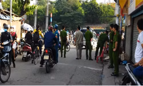 Nam thanh niên bị bố bạn gái đâm gục vì hôn nhau bên đường. Ảnh chỉ mang tính minh họa
