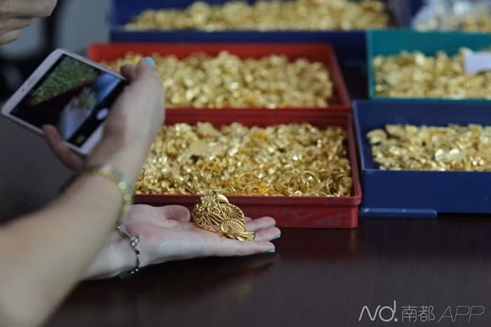 Khi cơ quan công an nhận được tin báo đã vào cuộc điều tra, xác minh, truy tìm tội phạm. Nổi lên có nhân vật họ Lo là nhân viên của công ty được cho vào diện nghi ngờ.