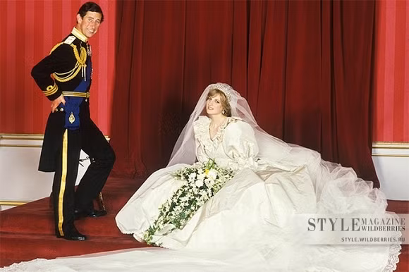 Đám cưới hoàng gia năm 1981 giữa cố Công nương Diana và Thái tử Charles được xem là một câu truyện cổ tích trong đời thực thời bấy giờ. Mọi người sẽ không bao giờ quên được nụ cười, dáng vẻ xinh đẹp của Diana trong chiếc váy cưới huyền thoại với phần đuôi dài 8m và được đính 10.000 viên ngọc trai trị giá 12.000 USD (khoảng 3,4 tỷ đồng).