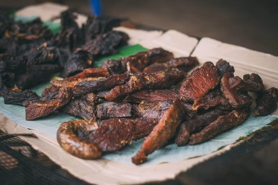 Thời gian này, Mộc Châu khá lạnh. Bạn nên mang theo áo ấm và áo mưa. Cũng đừng quên ăn thử món thịt trâu gác bếp và nhâm nhi chén rượu ngô cho ấm người.