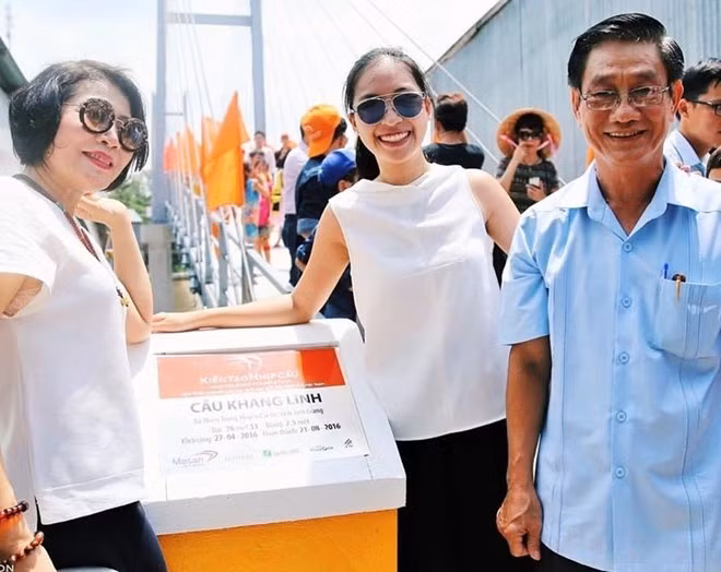 Phương vui vẻ trong lễ khánh thành cây cầu Khang Linh nối liền hai bờ kênh 28, (xã Thiện Trung, huyện Cái Bè, tỉnh Tiền Giang) do Quỹ Nam Phương quyên góp một phần kinh phí vào đầu tháng 8 vừa qua.
