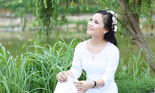 Tuy hoàn cảnh gia đình khó khăn, Huệ luôn lạc quan và coi đó là động lực để phấn đấu. Ảnh: NVCC.