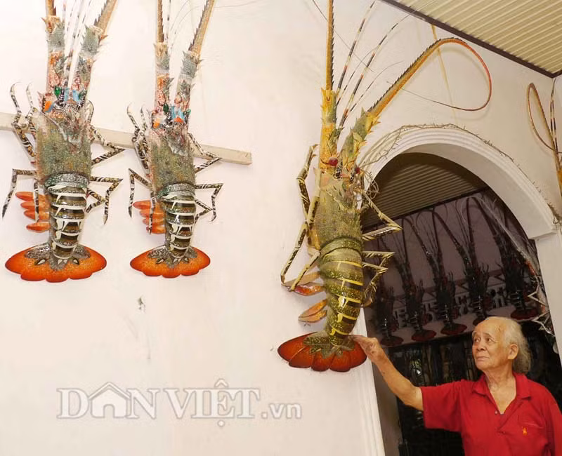 Cụ Châu cho hay: “Để làm ra những tôm tre sinh động, ban đầu, tôi phải chịu khó quan sát con tôm hùm thật rất kỹ. Sau đó, còn mua vỏ tôm về để xem cấu tạo nó ra sao và đối chiếu với sản phẩm mình làm ra. Phải mất hàng chục năm mới có thể hoàn thiện được con tôm tre như bây giờ”.
