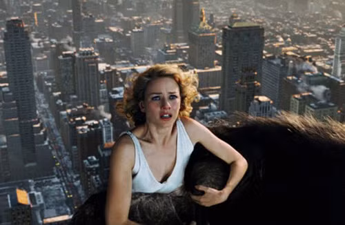 King Kong (2005) Dù không đụng độ thế lực siêu nhiên, nhưng người đẹp The Ring vẫn nhiều phen hết hồn cũng như ngập tràn cảm xúc với chú King Kong khổng lồ. Phim không đem đến cảm giác kinh hoàng, thay vào đó là nỗi đe dọa đáng lưu tâm từ bản chất tham lam của con người, lẫn điều chết chóc từ thế giới hoang dã.