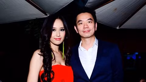 Nhiều đồn đoán cho rằng cô đang yêu đại gia Benny Ng, một quý ông đã từng làm siêu lòng hàng loạt người đẹp showbiz Việt.