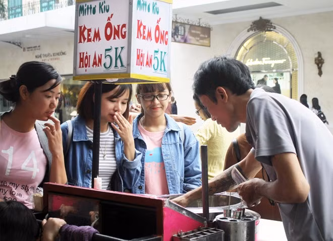 Các xe kem ống Hội An di động xuất hiện nhiều trên các tuyến phố cổ ở Hà Nội như Chợ Gạo, Đào Duy Từ, Hàng Đường, trước cửa trung tâm thương mại Tràng Tiền hay khu vực chợ Đồng Xuân (quận Hoàn Kiếm). Khách của hàng quà xuất xứ từ Hội An (Quảng Nam) này chủ yếu là các cô gái trẻ.