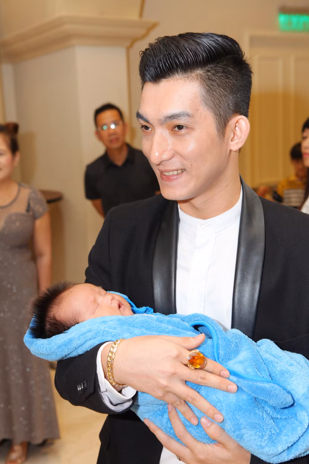 Phi Thanh Vân và Bảo Duy chia tay sẽ người thiệt thòi nhất là con trai của hai người - bé Tấn Đức. Bé sẽ không thể có được một gia đình đầy đủ bố mẹ như bạn bè.
