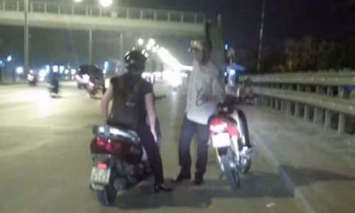 Xuc dong hinh anh co gai mua xang giup cu ong giua duong